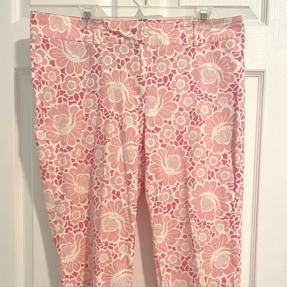 Lilly Pulitzer Size 14 White and Pink Floral Pattern Capri Pants - Picture 3 of 3